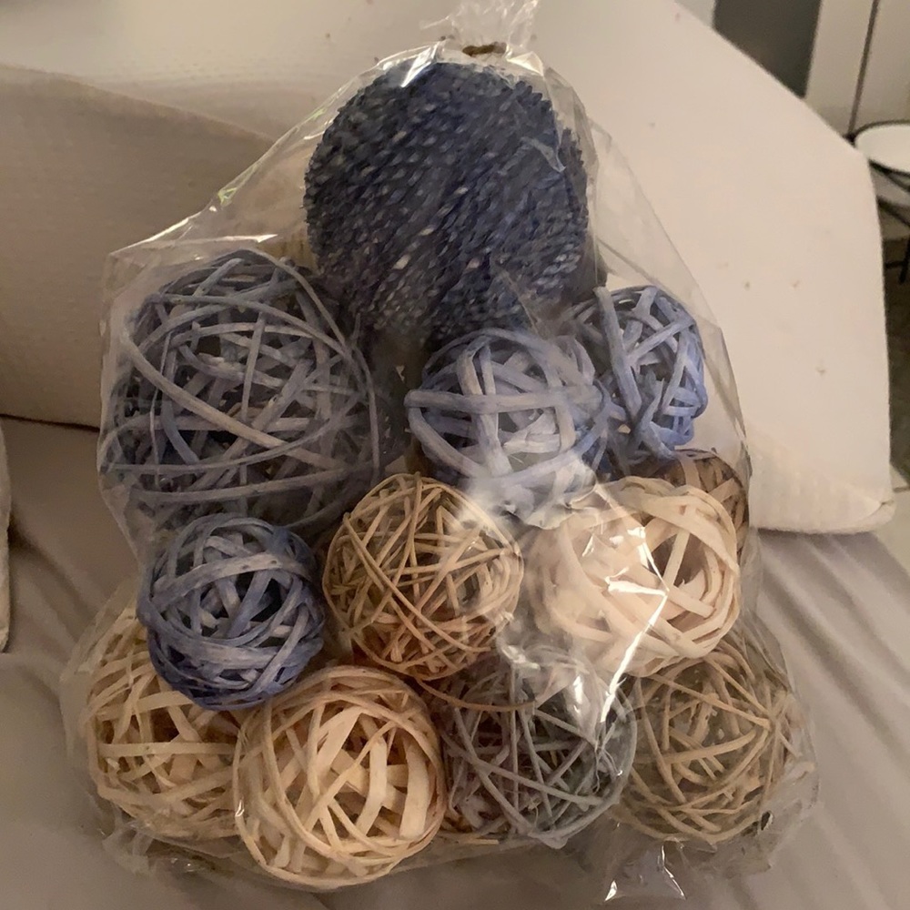 Decorative balls for bowls or vases .